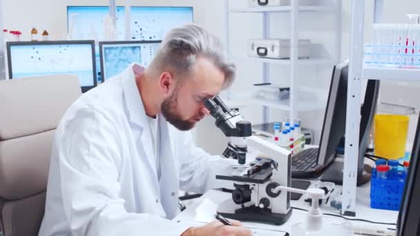 A equipe profissional de cientistas está trabalhando em uma vacina em um moderno laboratório de pesquisa científica. Engenheiro genético no trabalho. Tecnologia e ciência futuras. — Vídeo de Stock