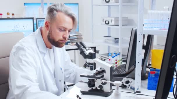 Une équipe professionnelle de scientifiques travaille sur un vaccin dans un laboratoire de recherche scientifique moderne. Ingénieur génétique lieu de travail. Technologies et sciences futures. — Video