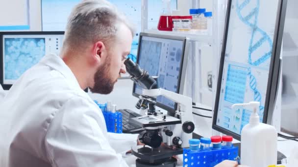 科学者の専門チームは、現代の科学研究所でワクチンに取り組んでいます。遺伝子工学の職場だ。未来の技術と科学. — ストック動画