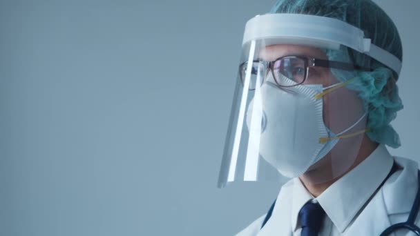 年轻专业医生的工作室肖像和防护面罩。传染病专家。Covid-19大流行病概念. — 图库视频影像