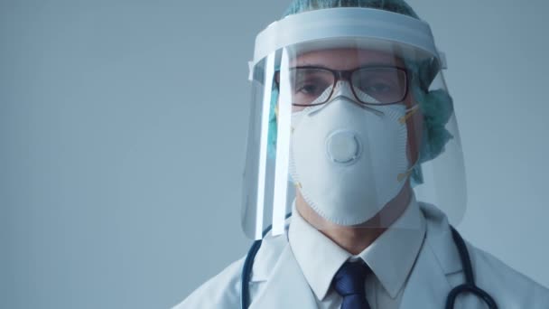 年轻专业医生的工作室肖像和防护面罩。传染病专家。Covid-19大流行病概念. — 图库视频影像