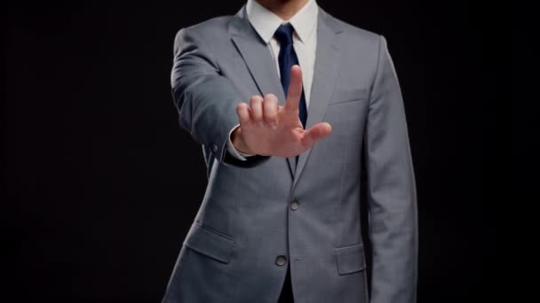 Stúdió portré sikeres és okos üzletemberről öltönyben és nyakkendőben. Férfi a formális kopás felett fekete háttér. — Stock videók