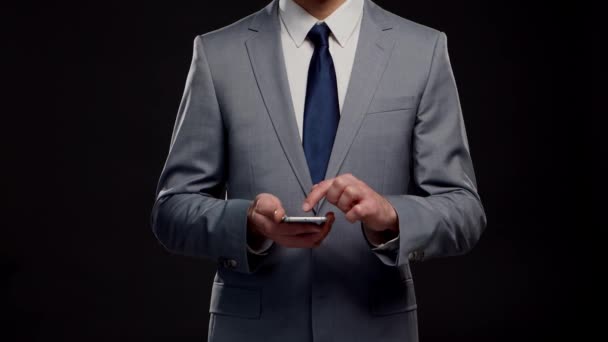 Retrato de estúdio de empresário bem sucedido e inteligente em terno e gravata. Homem em desgaste formal sobre fundo preto. — Vídeo de Stock