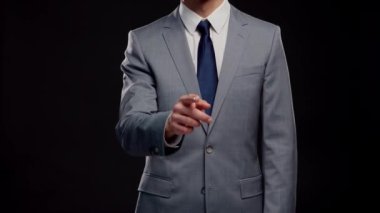Takım elbiseli ve kravatlı başarılı ve zeki iş adamının stüdyo portresi. Siyah arka planda resmi giyinen adam.