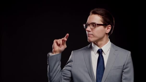 Retrato de estúdio de empresário bem sucedido e inteligente em terno e gravata. Homem em desgaste formal sobre fundo preto. — Vídeo de Stock