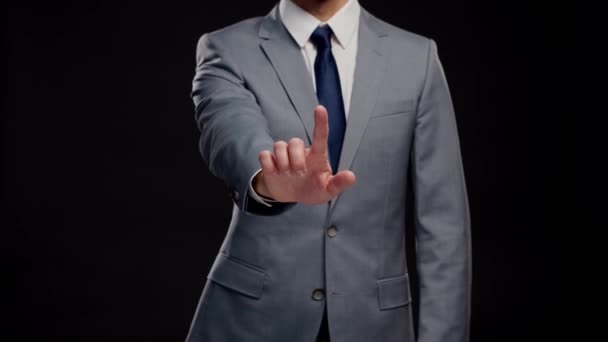 Studio portræt af succesfuld og smart forretningsmand i jakkesæt og slips. Mand i formelt slid over sort baggrund. – Stock-video
