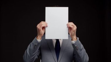 Takım elbiseli ve kravatlı başarılı ve zeki iş adamının stüdyo portresi. Siyah arka planda resmi giyinen adam.