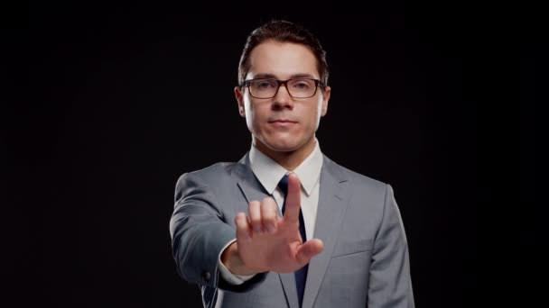 Studioporträt eines erfolgreichen und smarten Geschäftsmannes in Anzug und Krawatte. Mann in offizieller Kleidung vor schwarzem Hintergrund. — Stockvideo