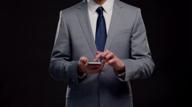 Takım elbiseli ve kravatlı başarılı ve zeki iş adamının stüdyo portresi. Siyah arka planda resmi giyinen adam.