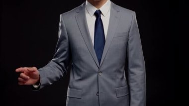 Takım elbiseli ve kravatlı başarılı ve zeki iş adamının stüdyo portresi. Siyah arka planda resmi giyinen adam.