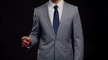 Takım elbiseli ve kravatlı başarılı ve zeki iş adamının stüdyo portresi. Siyah arka planda resmi giyinen adam.