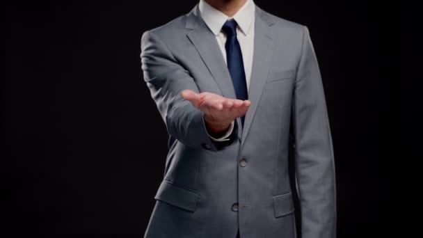 Retrato de estúdio de empresário bem sucedido e inteligente em terno e gravata. Homem em desgaste formal sobre fundo preto. — Vídeo de Stock