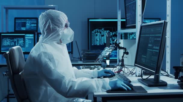 Mikroelektronik bekerja di laboratorium ilmiah modern pada sistem komputasi dan mikroprosesor. Pekerja pabrik elektronik sedang menguji motherboard dan coding firmware. — Stok Video
