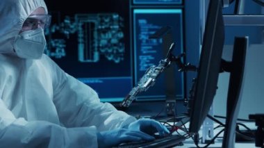 Mikro elektronik mühendisi, bilgisayar sistemleri ve mikroişlemciler üzerine modern bir bilim laboratuvarında çalışıyor. Elektronik fabrika işçisi ana kartı test ediyor ve yazılımı kodluyor..