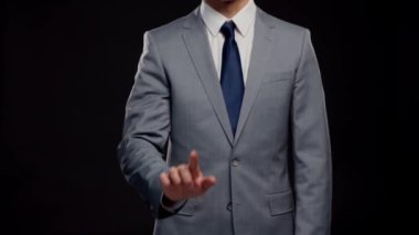 Takım elbiseli ve kravatlı başarılı ve zeki iş adamının stüdyo portresi. Siyah arka planda resmi giyinen adam.