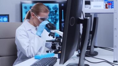 Profesyonel kadın bilim adamı modern bir bilimsel araştırma laboratuvarında aşı üzerinde çalışıyor. Genetik mühendisliği işyeri. Fütürist teknoloji ve bilim konsepti.