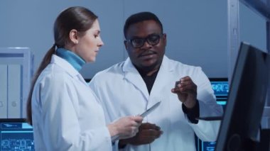 Çeşitli mikro elektronik mühendisleri bilim laboratuarında güncel gelişmeleri tartışıyor. Mikroişlemci tasarımcılarının işyeri. Yenilikler ve icatlar kavramı.