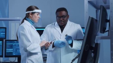 Çeşitli mikro elektronik mühendisleri bilim laboratuarında güncel gelişmeleri tartışıyor. Mikroişlemci tasarımcılarının işyeri. Yenilikler ve icatlar kavramı.