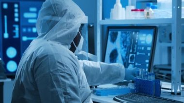 Afro-Amerikalı doktor modern bir laboratuvarda bilimsel deneyler yapıyor ve aşı geliştiriyor. Genetik mühendisliği işyeri. Bilim ve tıp kavramı.