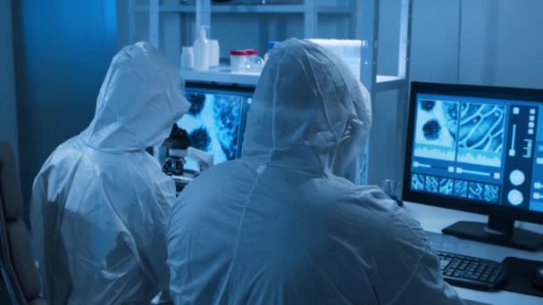 Команда вчених працює над вакциною в сучасній науково-дослідній лабораторії. Робоче місце генетичного інженера. Майбутня технологія та наукова концепція . — стокове відео
