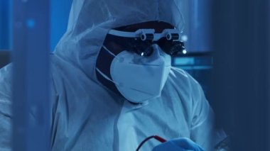 Afrikalı-Amerikalı mikro elektronik mühendisi, bilgisayar sistemleri ve mikroişlemciler üzerine modern bir bilim laboratuvarında çalışıyor. Elektronik fabrika işçisi ana kartı ve kodlamayı test ediyor..