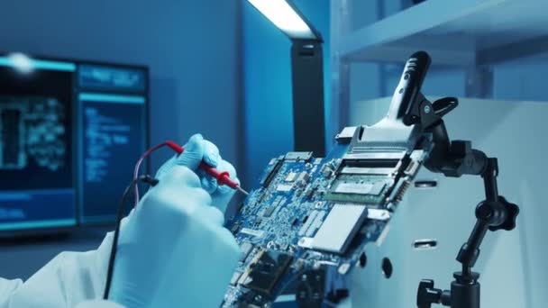 Micro-elektronica ingenieur werkt in een modern wetenschappelijk laboratorium aan computersystemen en microprocessoren. Elektronische fabrieksarbeider test het moederbord en codeert de firmware. — Stockvideo