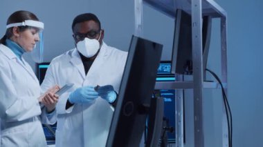 Çeşitli mikro elektronik mühendisleri bilim laboratuarında güncel gelişmeleri tartışıyor. Mikroişlemci tasarımcılarının işyeri. Yenilikler ve icatlar kavramı.