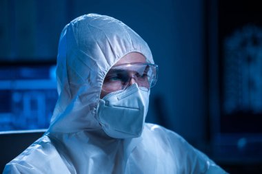 Mikro elektronik mühendisi, bilgisayar sistemleri ve mikroişlemciler üzerine modern bir bilim laboratuvarında çalışıyor. Elektronik fabrika işçisi ana kartı test ediyor ve yazılımı kodluyor..