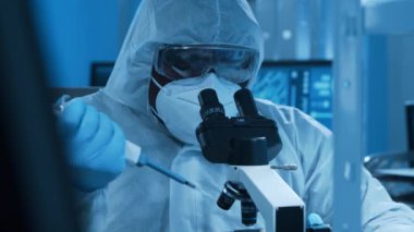 Afro-Amerikalı doktor modern bir laboratuvarda bilimsel deneyler yapıyor ve aşı geliştiriyor. Genetik mühendisliği işyeri. Bilim ve tıp kavramı.