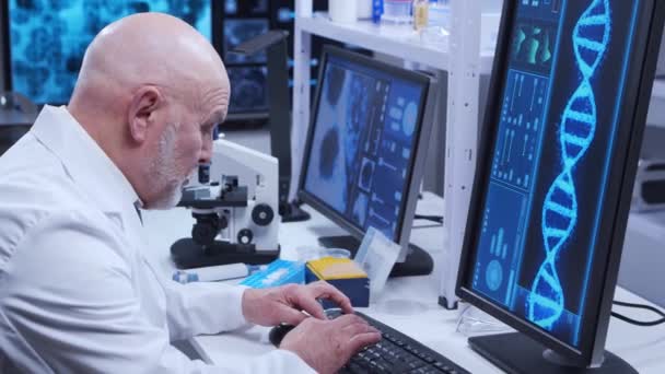 Yaşlı profesör modern bir laboratuvarda bilim deneyi yapıyor. Genetik mühendisliği işyeri. Bilim, ilaç ve aşı geliştirme kavramı. — Stok video