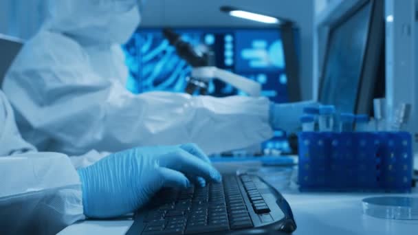 Διαφορετική ομάδα επιστημόνων εργάζεται πάνω σε ένα εμβόλιο σε ένα σύγχρονο εργαστήριο επιστημονικής έρευνας. Στο χώρο εργασίας των γενετιστών. Μελλοντική έννοια τεχνολογίας και επιστήμης. — Αρχείο Βίντεο
