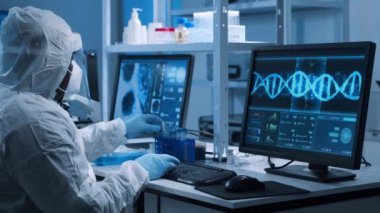Afro-Amerikalı doktor modern bir laboratuvarda bilimsel deneyler yapıyor ve aşı geliştiriyor. Genetik mühendisliği işyeri. Bilim ve tıp kavramı.