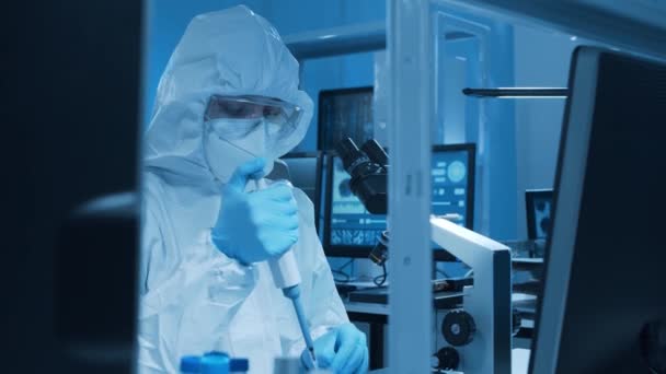A női tudós egy vakcinán dolgozik egy modern tudományos kutató laboratóriumban. Genetikai mérnöki munkahely. Technológiai és tudományos koncepció. — Stock videók