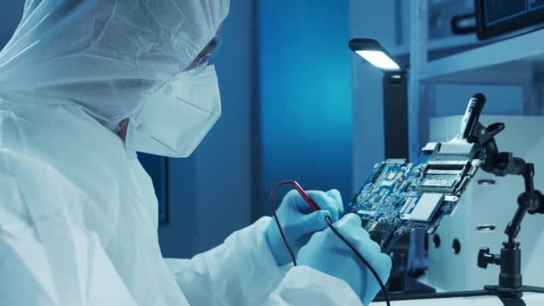 Ingénieur en microélectronique travaille dans un laboratoire scientifique moderne sur les systèmes informatiques et les microprocesseurs. Travailleur d'usine électronique teste la carte mère et le codage du firmware. — Video