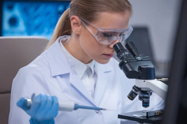 一位专业的女科学家正在一个科学研究实验室里研究一种疫苗。基因工程工作场所。技术和科学概念. — 图库照片