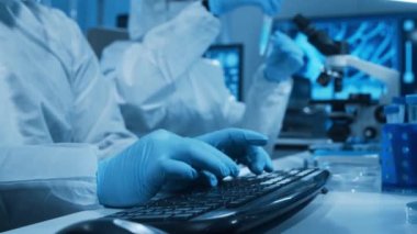 Çeşitli bilim adamları modern bir bilimsel araştırma laboratuvarında bir aşı üzerinde çalışıyorlar. Genetik mühendisliği işyeri. Gelecekteki teknoloji ve bilim konsepti.