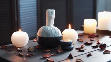 Spa arka planı. Mumlar, masaj taşları ve bitkisel toplar. Masaj, oryantal terapi, refah ve meditasyon.