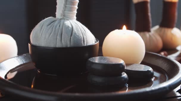 Fundo de spa. Velas, pedras de massagem e bolas de ervas. Massagem, terapia oriental, bem-estar e meditação. — Vídeo de Stock