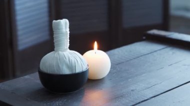 Spa arka planı. Mumlar, masaj taşları ve bitkisel toplar. Masaj, oryantal terapi, refah ve meditasyon.