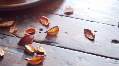 Spa arka planı. Havlu, mumlar, çiçekler, masaj taşları ve bitkisel toplar. Masaj, oryantal terapi, refah ve meditasyon.