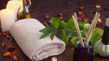 Spa arka planı. Havlu, mumlar, çiçekler, masaj taşları ve bitkisel toplar. Masaj, oryantal terapi, refah ve meditasyon.