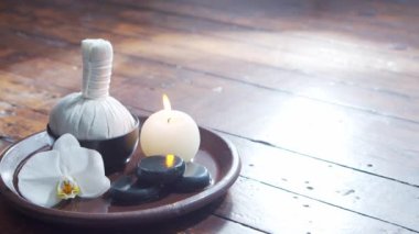 Spa arka planı. Havlu, mumlar, çiçekler, masaj taşları ve bitkisel toplar. Masaj, oryantal terapi, refah ve meditasyon.