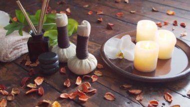 Spa arka planı. Havlu, mumlar, çiçekler, masaj taşları ve bitkisel toplar. Masaj, oryantal terapi, refah ve meditasyon.