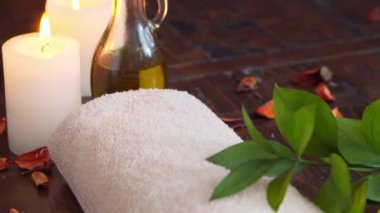 Spa arka planı. Havlu, mumlar, çiçekler, masaj taşları ve bitkisel toplar. Masaj, oryantal terapi, refah ve meditasyon.