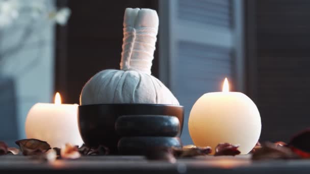 Sfondo Spa. Candele, pietre massaggianti e palline alle erbe. Massaggio, terapia orientale, benessere e meditazione. — Video Stock