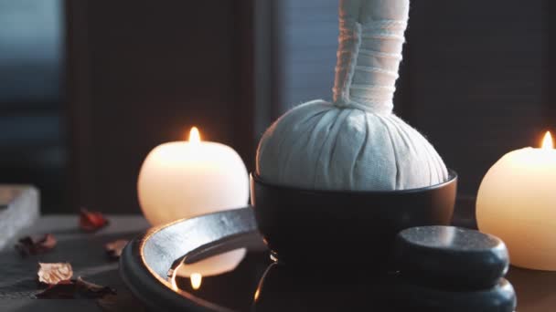 Fundo de spa. Velas, pedras de massagem e bolas de ervas. Massagem, terapia oriental, bem-estar e meditação. — Vídeo de Stock