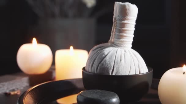 Fundo de spa. Velas, pedras de massagem e bolas de ervas. Massagem, terapia oriental, bem-estar e meditação. — Vídeo de Stock