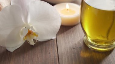 Spa arka planı. Havlu, mumlar, çiçekler, masaj taşları ve bitkisel toplar. Masaj, oryantal terapi, refah ve meditasyon.
