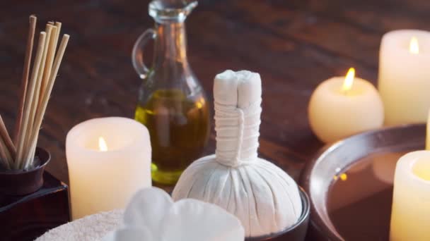 Fond de spa. Serviette, bougies, fleurs, pierres de massage et boules à base de plantes. Massage, thérapie orientale, bien-être et méditation. — Video