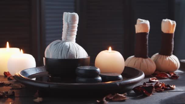 Fundo de spa. Velas, pedras de massagem e bolas de ervas. Massagem, terapia oriental, bem-estar e meditação. — Vídeo de Stock